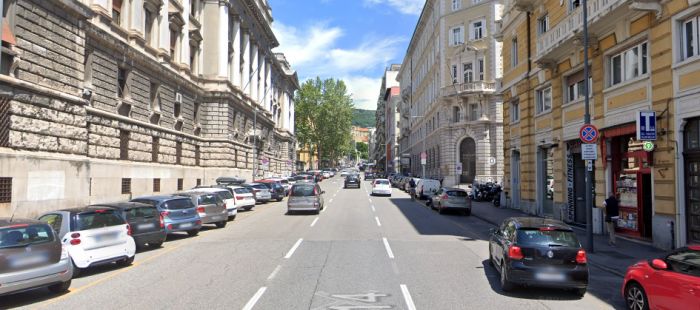 Parcheggi vietati tutta la notte in via del Coroneo, residenti: 'Che problema creano le auto?'