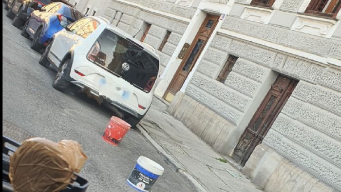 Triestino infuriato in via Boccaccio: secchi e bidoni per 'prenotare' il parcheggio?