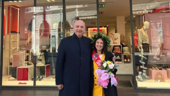 Un tributo al talento: il sindaco rende omaggio alla brillante Giulia nel giorno della sua laurea