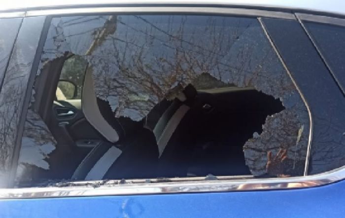 Vandalismo a Servola, finestrino spaccato all’auto di un triestino parcheggiata vicino al cimitero