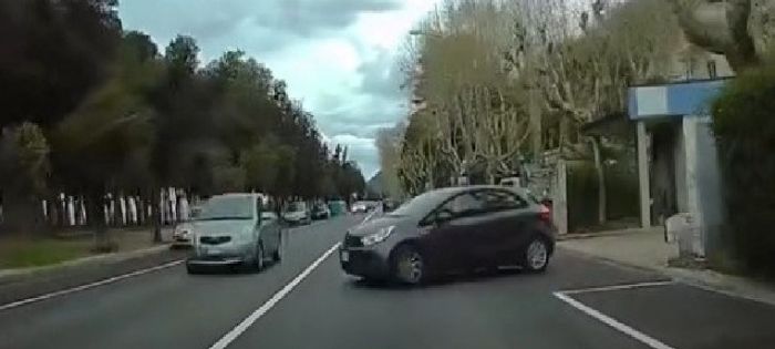 Svolta spericolata in viale Miramare: attraversa la linea continua e rischia il frontale (VIDEO) 