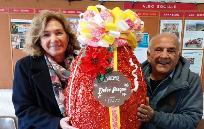 Un uovo di Pasqua da 6 chili per i ragazzi della Fondazione Luchetta. 