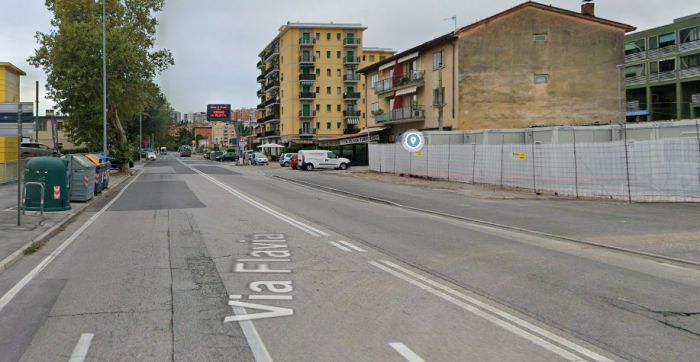 Paura in via Flavia, pirata colpisce un’auto con una neonata a bordo e fugge 