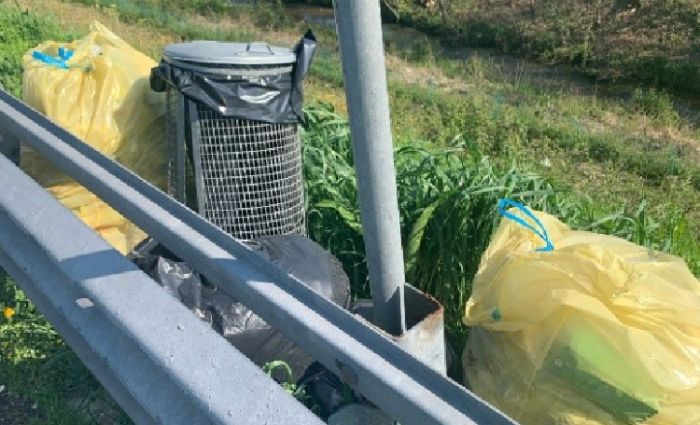 Cinquanta chili di rifiuti in piazzola e una patente taroccata: doppia sanzione in A28