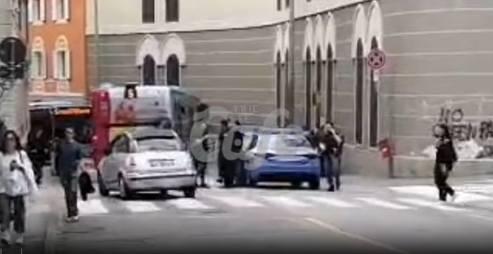 Fugge alla vista della Polizia, inseguimento tra le vie di Trieste: volante bloccata da betoniera (VIDEO)