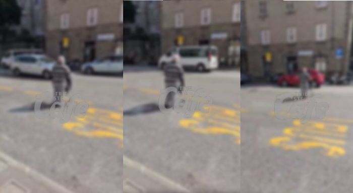 Anziana con deambulatore attraversa in mezzo alla strada in ora di punta, preoccupazione (VIDEO)