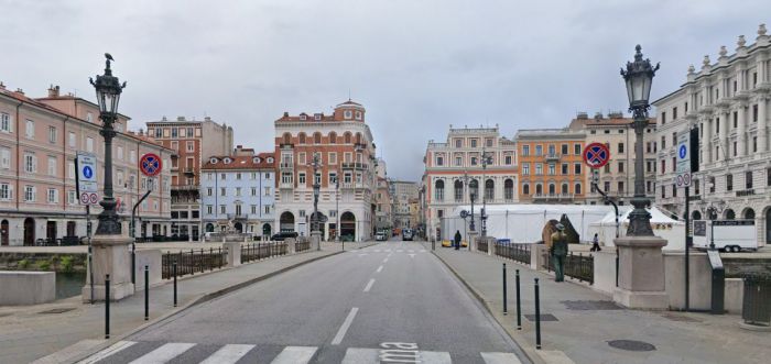 Colpo nella notte in un locale piazza Ponterosso: forzano la porta e rubano quasi 2.000 euro