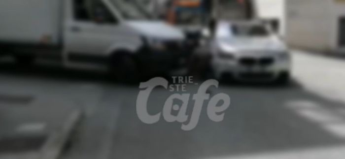 Scontro tra furgone e BMW blocca via Canova: traffico in tilt (VIDEO)