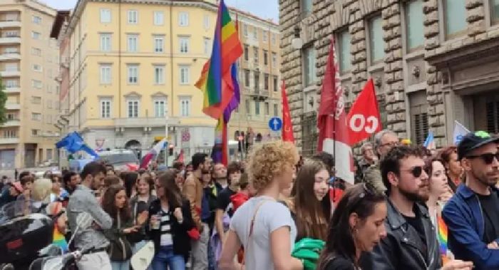 Centinaia in piazza a Trieste per dire basta all’odio: il FVG scende in strada con il corteo “Liberə tuttə”