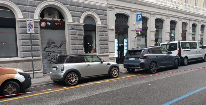 Caos in via Torre Bianca e Macchiavelli: parcheggi per carico e scarico occupati da auto private