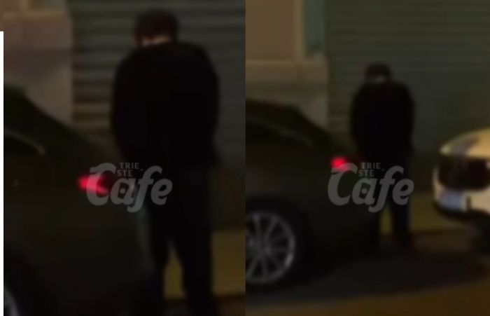 Scena indecorosa in via del Lazzaretto Vecchio: uomo sorpreso a urinare tra due auto (VIDEO)