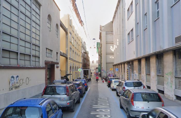 Raid notturno in via Maiolica:  portone distrutto, giovane senza documenti fermato e denunciato
