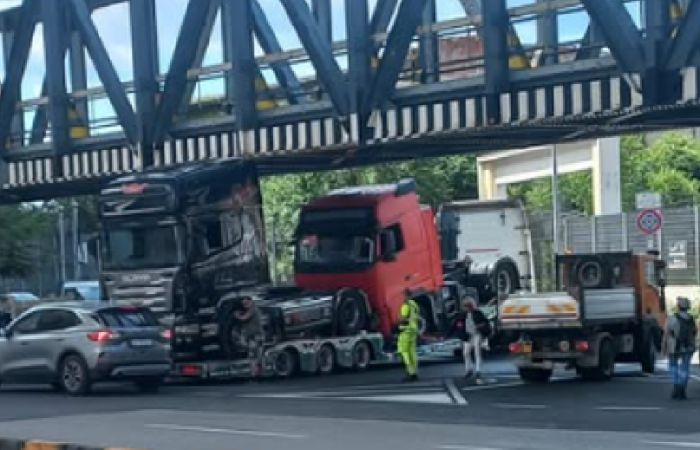 Camion “becca” il ponte in via Svevo: disagi e traffico bloccato in Scalo Legnami