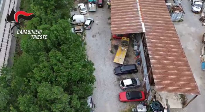 Oli esausti, auto abbandonate e parti rubate: maxi blitz dei Carabinieri a San Dorligo (VIDEO)