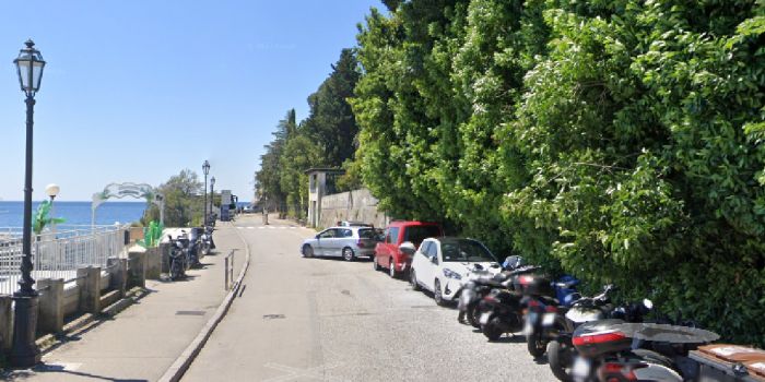 Miramare, lite tra posteggiatrice e pullman turistico: solo un momento di tensione, tutto risolto