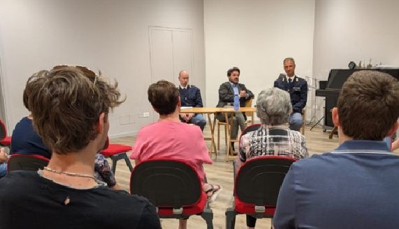 La Polizia di Stato incontra i cittadini di Sales-Sgonico: informazione e prevenzione contro le truffe agli anziani