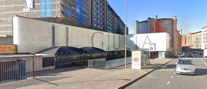 Fumogeni e martelli, rapina violenta al Giulia: bottino di diamanti e perle, clienti sotto shock 