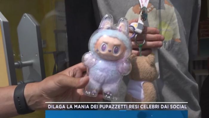 Dilaga la mania dei pupazzetti virali: a Mattino 5 le immagini di code interminabili sotto il sole