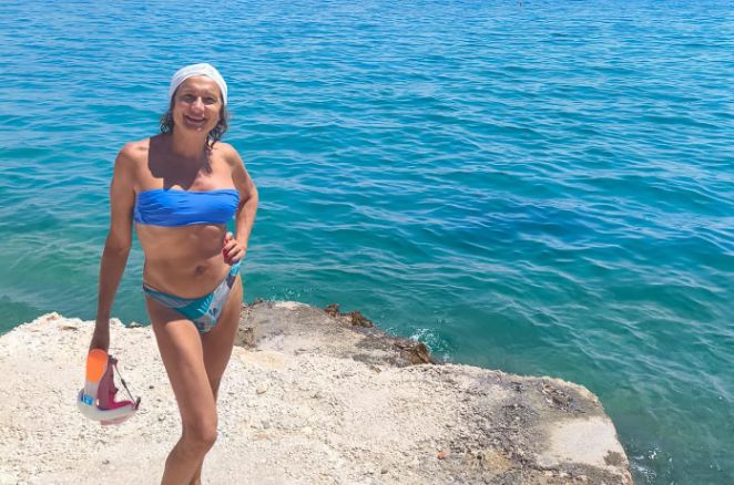 Vladimir Luxuria incanta i social: saluti d’estate dalla Croazia in bikini tra sole, libertà e orgoglio