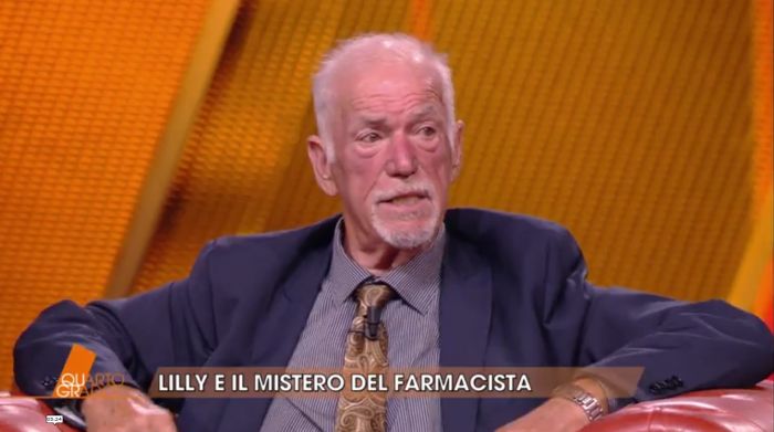 Quarto Grado, cravatta classica e giacca perfetta: ritorno in studio di Seba è anche una lezione di stile