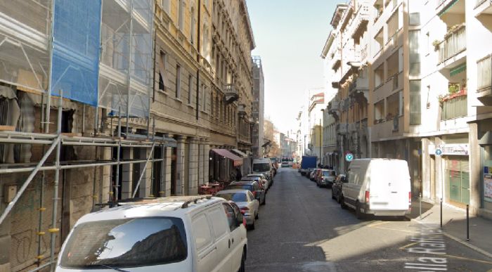 Via Raffineria sotto assedio: musica a palla, ciclabile inutilizzabile e sospetti di spaccio in pieno giorno