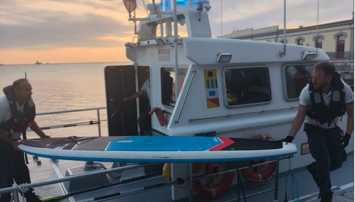 Ragazze in balia del vento sul SUP a Barcola: intervento della Guardia Costiera