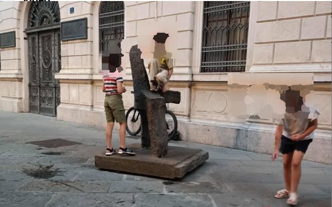 Scultura davanti al Revoltella usata come gioco: cresce il dibattito sul rispetto per l’arte