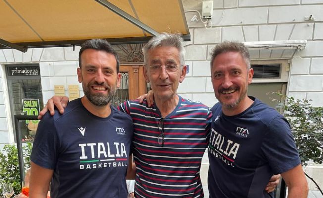 Pozzecco e Tanjević: abbraccio tra amici e muloni doc nel cuore di Trieste