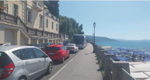 Caos traffico a Miramare: domenica con auto incolonnate e bus in retromarcia fino al bivio 