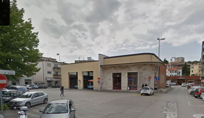 Rissa alla stazione dei bus di Muggia: giovane aggredito davanti ai passeggeri