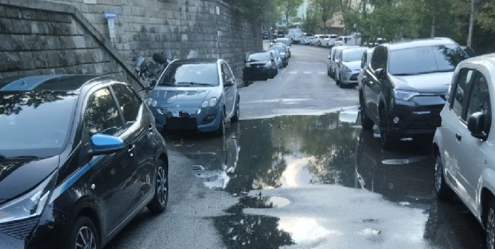 Via Sinico tra “circuito automobilistico” e allagamenti: la denuncia di un lettore