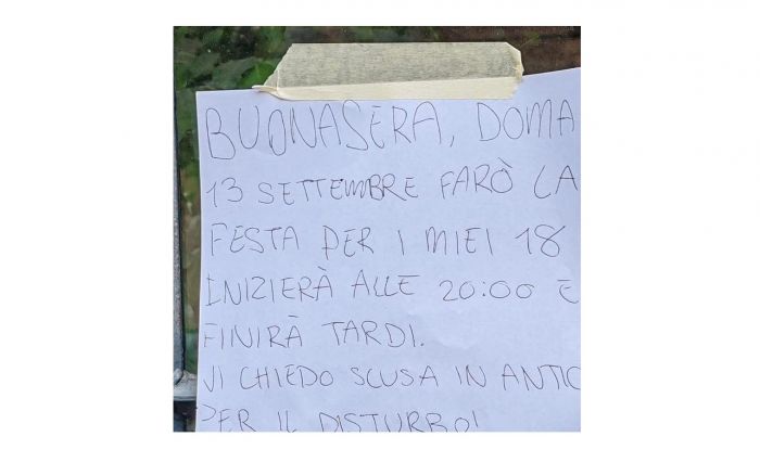 Neo 18enne triestina conquista tutti con un gesto di educazione, cartello per avvisare vicini della festa