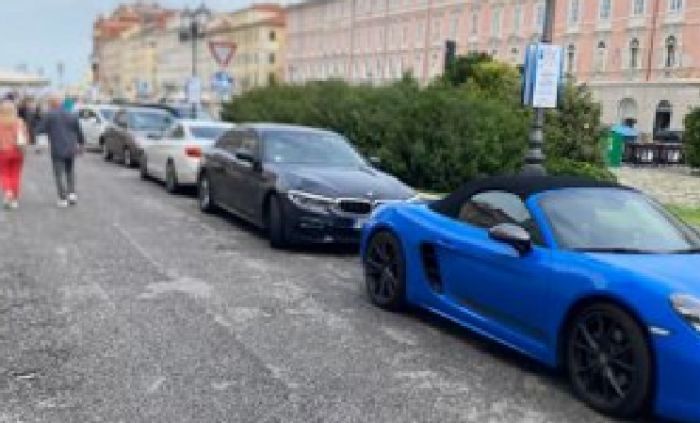 Trieste, polemica sui turisti indisciplinati: auto parcheggiate in zona pedonale e rabbia dei residenti