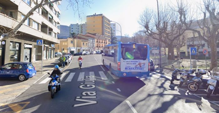Paura in via Giulia: uomo aggredisce un corriere e prende a calci la portiera del veicolo di servizio