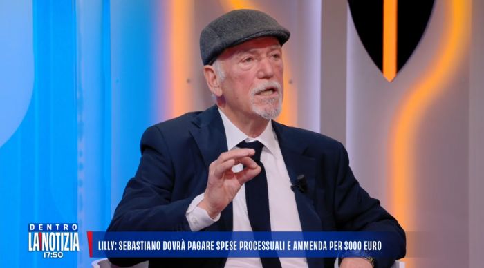 Dentro la notizia, Seba in studio: cappello in testa e look sobrio, così si presenta in tv