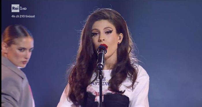 Sanremo, Ditonellapiaga accende l'Ariston con "Che Fastidio!"