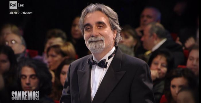 Sanremo: Conti ricorda maestro Vessicchio, standing ovation Ariston