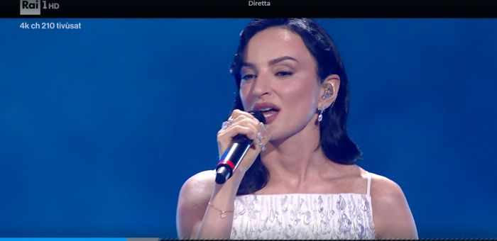 Sanremo, Arisa scintillante canta "Magica favola"