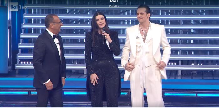 Sanremo: Lauro in total white, fiocco e rubino fa esplodere Ariston