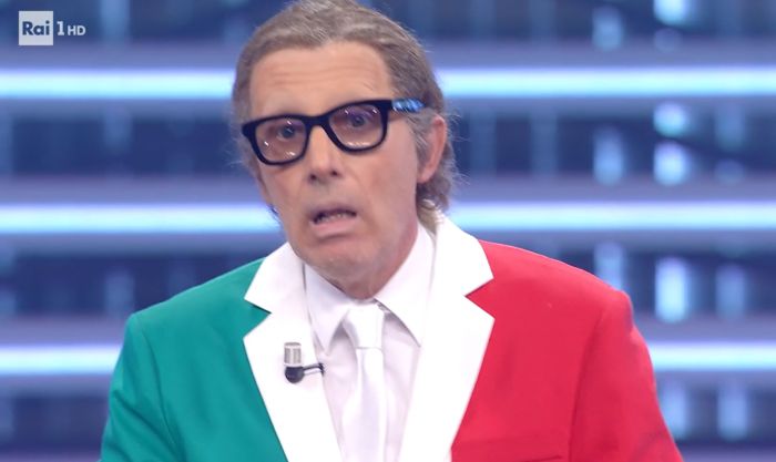 Sanremo, arriva Ubaldo Pantani con l'abito tricolore e fa Lapo