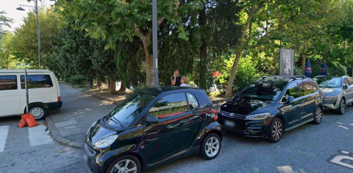 Zaino e oggetti rubati da un’auto in piazzale Rosmini: appello per ritrovare il materiale scolastico