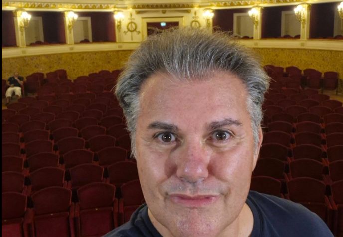 Andrea Binetti compie 59 anni: Trieste festeggia una delle voci simbolo dell’operetta