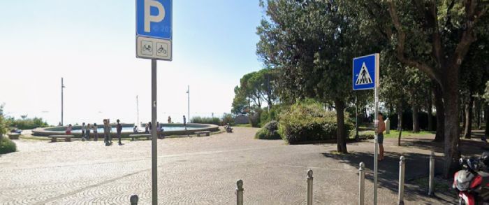 Barcola, cespugli trasformati in bagno pubblico: triestino “Immaginate la puzza a luglio”