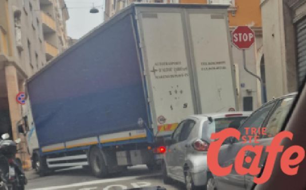 Camion incastrato in via Crispi, traffico in tilt a lungo