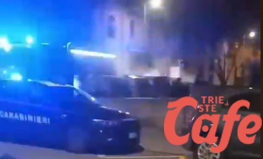 Nuovo incendio in piazza Perugino, terzo bidone bruciato in pochi giorni (VIDEO)