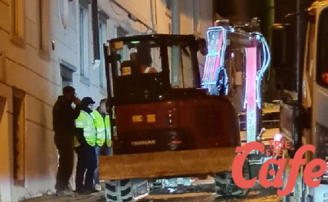Rottura di un tubo in via Commerciale: strada chiusa e lavori in corso