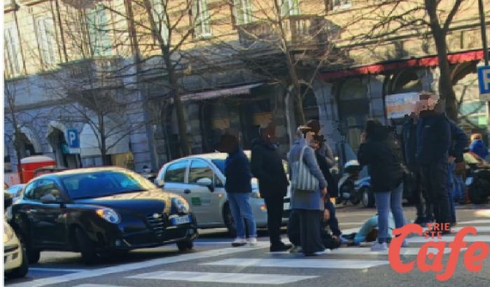 Malore improvviso in via Battisti: traffico bloccato, intervengono Polizia Locale e ambulanza