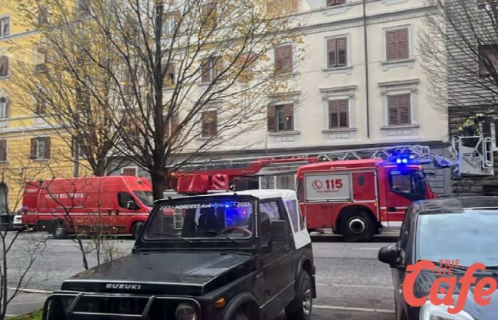 Tegole cadono da un palazzo in viale Sanzio: intervento dei Vigili del Fuoco