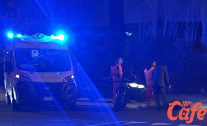 Incidente in via Flavia, motociclista a terra, traffico bloccato