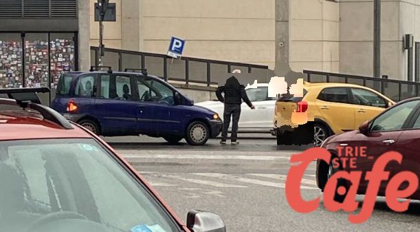 Incidente tra Fiat Multipla e Kia Picanto a Valmaura: traffico rallentato